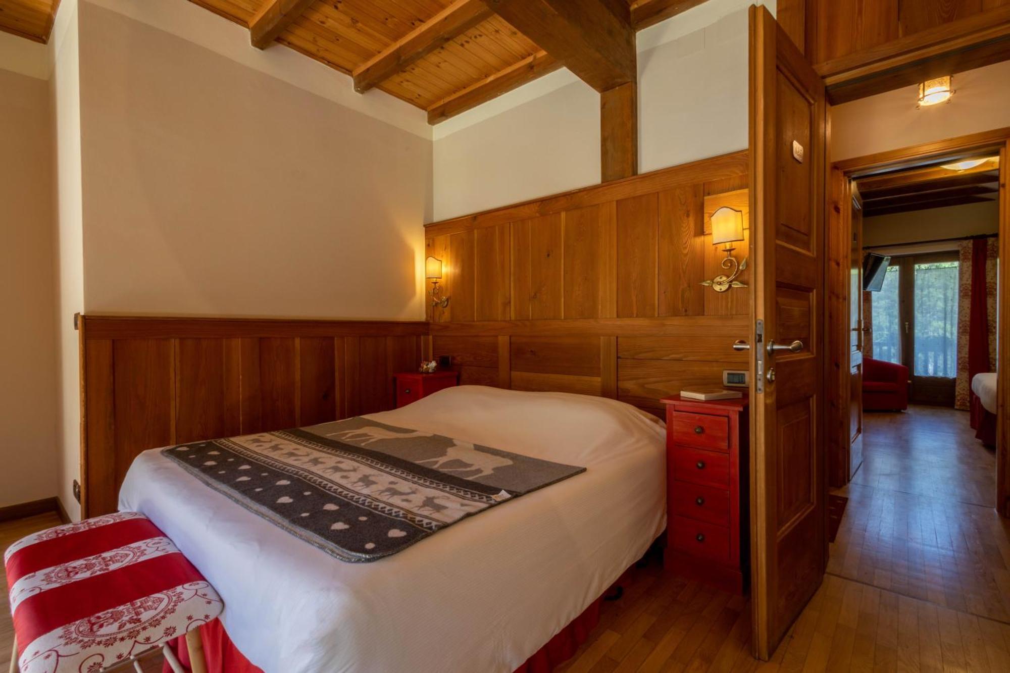Alpine Forest Hotel Champoluc Bagian luar foto