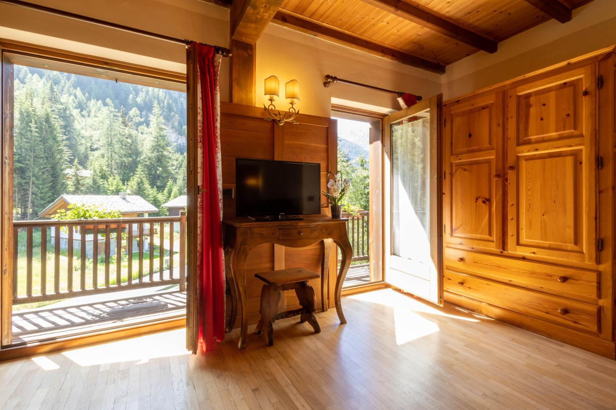 Alpine Forest Hotel Champoluc Bagian luar foto
