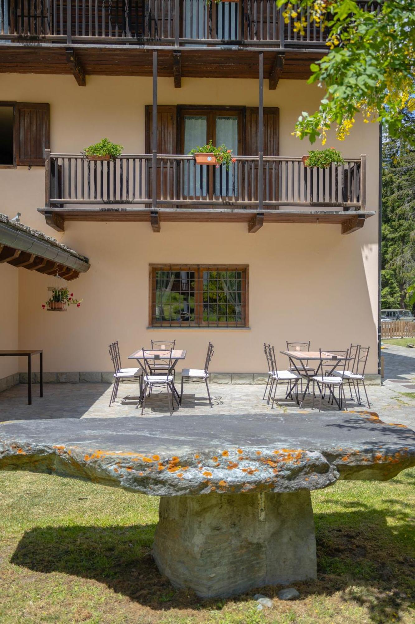 Alpine Forest Hotel Champoluc Bagian luar foto