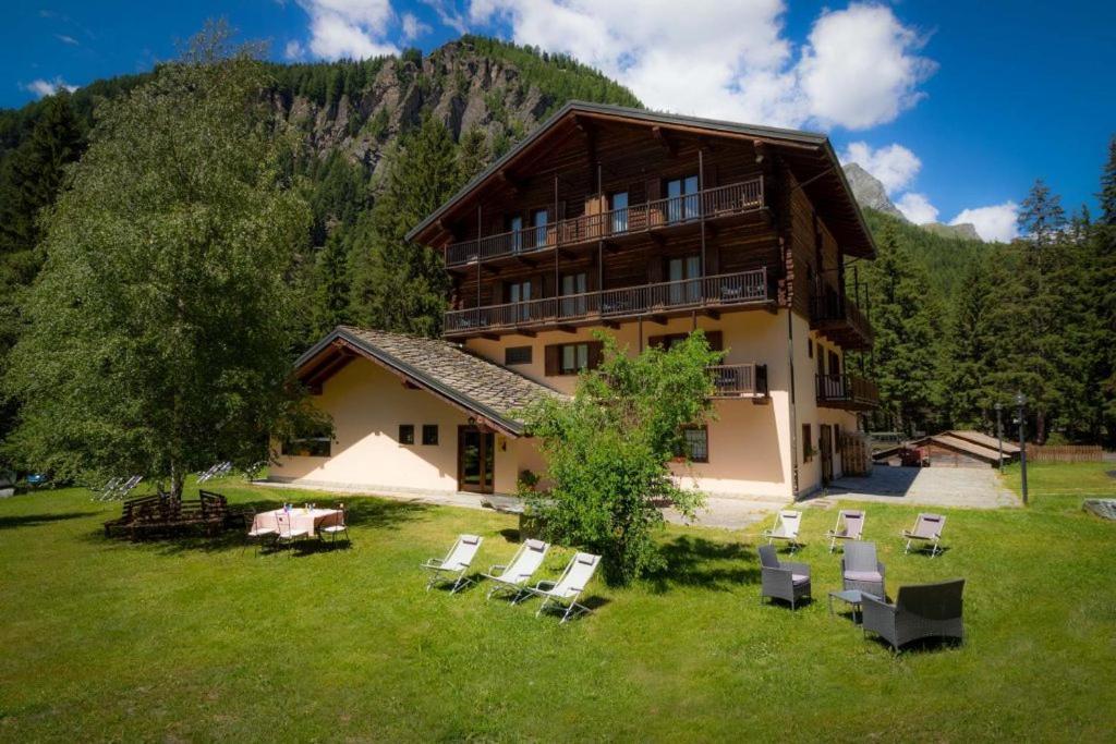 Alpine Forest Hotel Champoluc Bagian luar foto